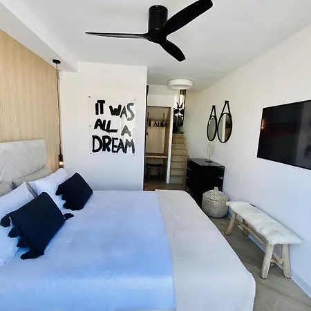 Palm Breeze Beachfront Apartment *